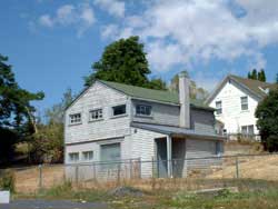 An exterior picture of the two-bedroom cottage on 1413 Hawthorne in Moscow, Id